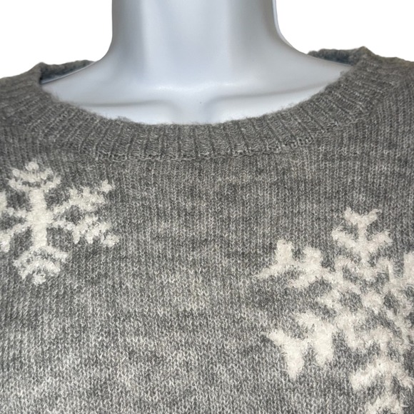 CUPCAKES AND CASHMERE Super Soft Dove Grey Snowflake Knit Sweater NWT Size XS - Picture 3 of 7